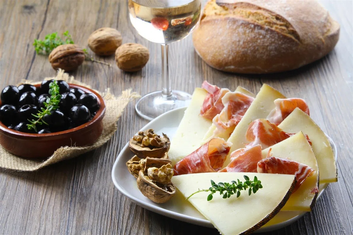 Montecampero QUESO MANCHEGO Käse - 2x 3kg ganzer Laib - spanischer Schafskäse D.O. PDO Hartkäse aus La Manch passt zu Tapas Rioja-Tempranillo-Verdejo-Rotwein & Käseplatte