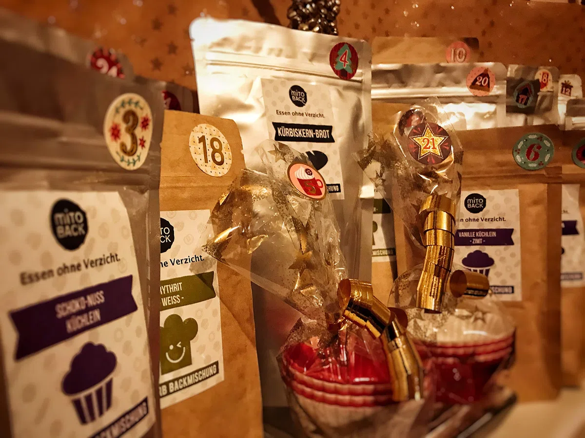 MITOBACK - Adventskalender mit 24 Backmischungen für Brot, Brötchen, Kuchen und Gebäck, Backmischung zu Weihnachten: Glutenfrei, Hefefrei und Mehlfrei für Diabetiker und Zöliakie geeignet