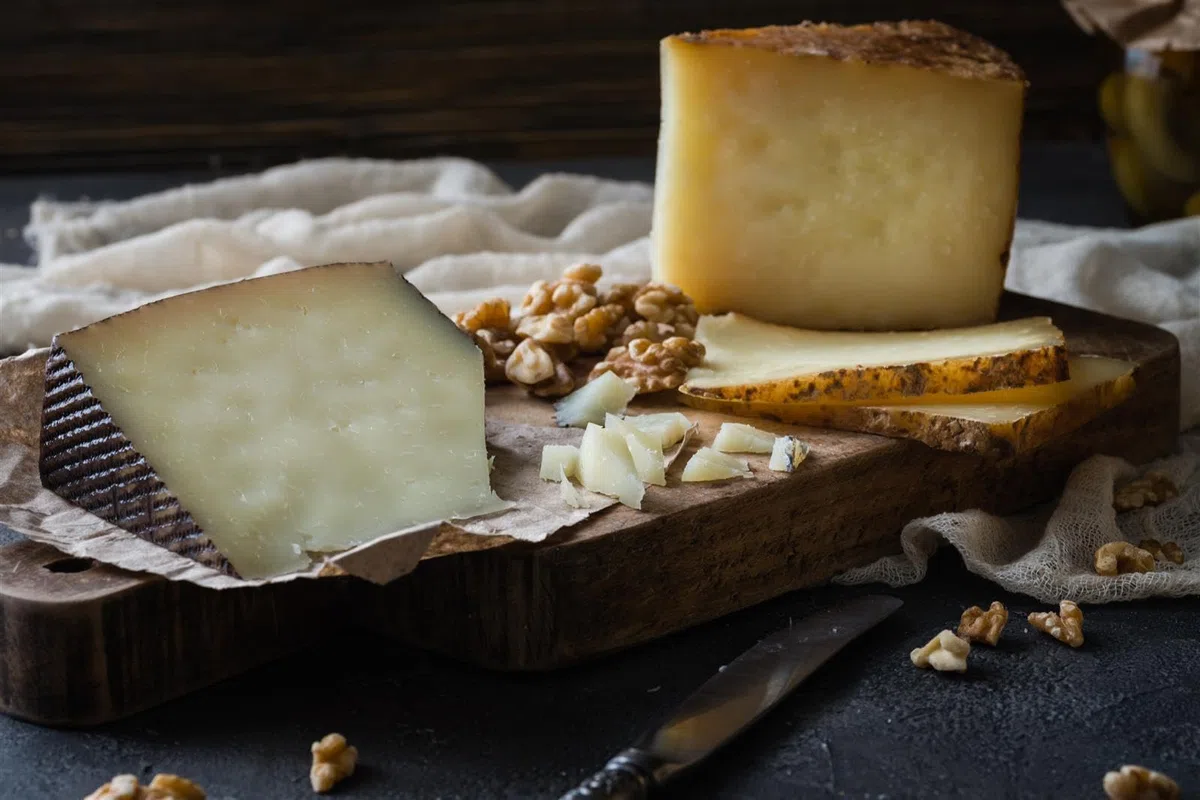 Montecampero QUESO MANCHEGO Käse - 2x 3kg ganzer Laib - spanischer Schafskäse D.O. PDO Hartkäse aus La Manch passt zu Tapas Rioja-Tempranillo-Verdejo-Rotwein & Käseplatte