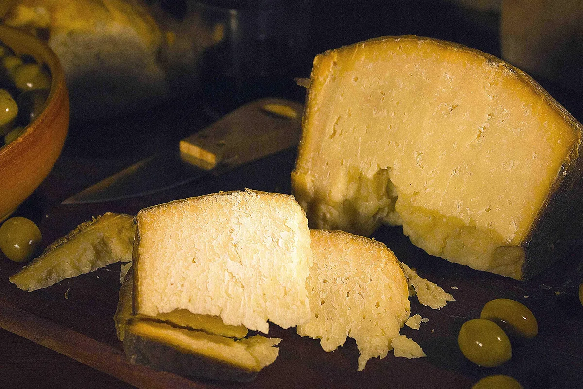 Fiore Sardo Dop. 3.5 kg. Hergestellt auf Sardinien (Paulilatino) von Giuseppe Cugusi, Inhaber des Sa Marchesa-Hofes. Erfahrener Hirte aus Gavoi.