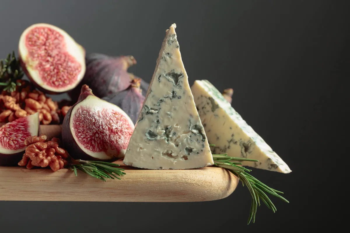 Roquefort Papillon Edelschmimmelkäse AOP - 3x 1,25KG - französischer Blauschimmelkäse 150 Tage gereifter Schafs-Käse, exquisiter Käse würzig-kräftig im Geschmack mit cremiger Textur