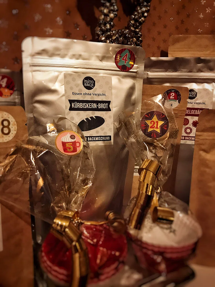 MITOBACK - Adventskalender mit 24 Backmischungen für Brot, Brötchen, Kuchen und Gebäck, Backmischung zu Weihnachten: Glutenfrei, Hefefrei und Mehlfrei für Diabetiker und Zöliakie geeignet