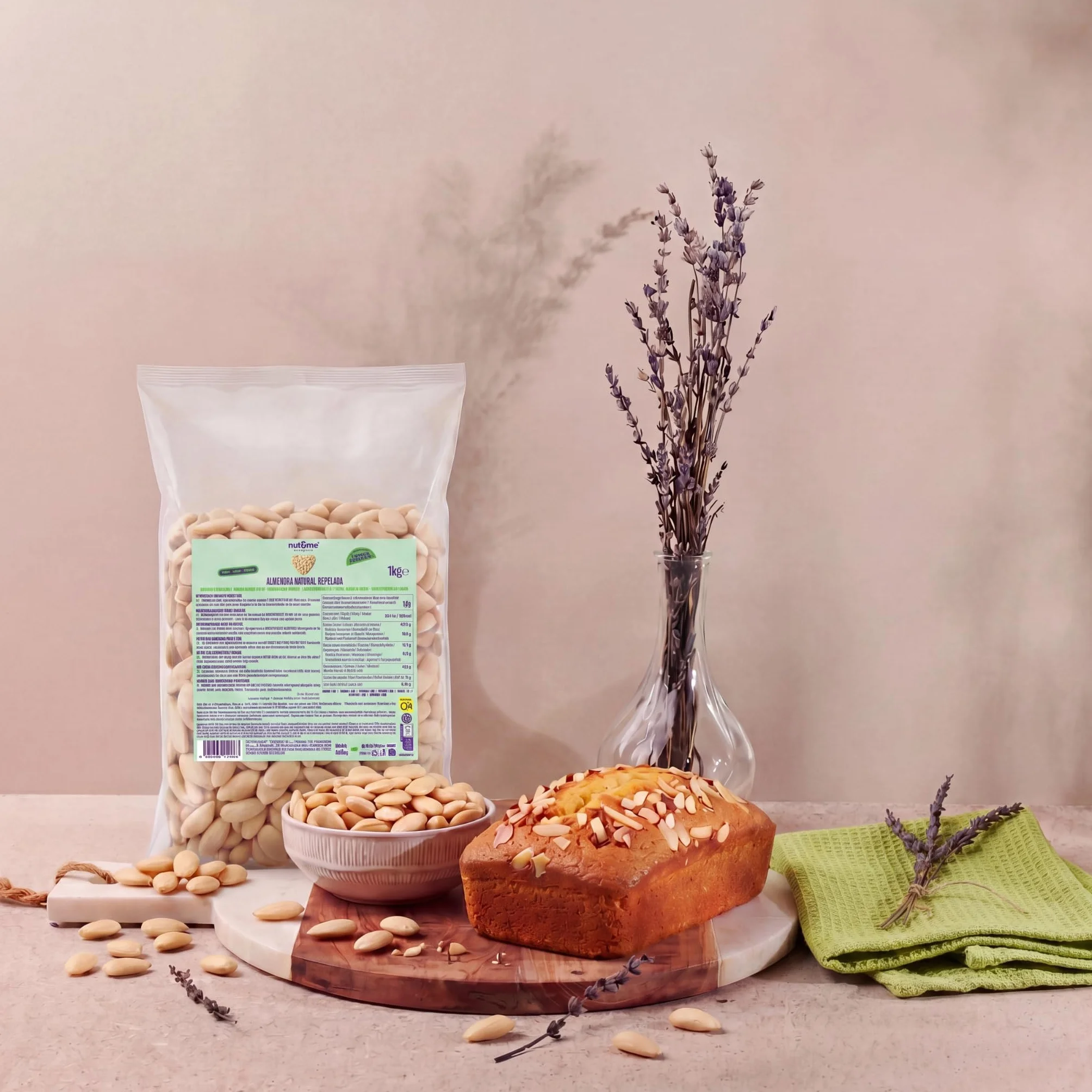 nut&me Blanchierte ganze Mandeln 1 kg | Gentechnikfrei | Roh und nicht pasteurisiert | Ungesalzen | Keto | Paleo | Koscher | Bulk, |Reich an Proteinen, Ballaststoffen