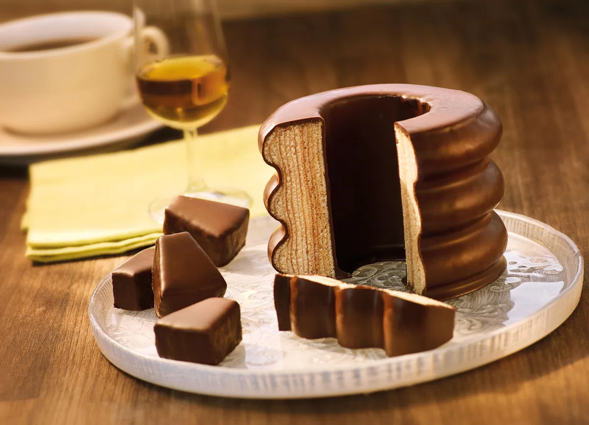 KuchenMeister Baumkuchen Vollmilch Schokolade 300 g - Zarte Teigschichten umhüllt von köstlicher Vollmilchschokolade, in Geschenk Schachtel (1 x 300 g)