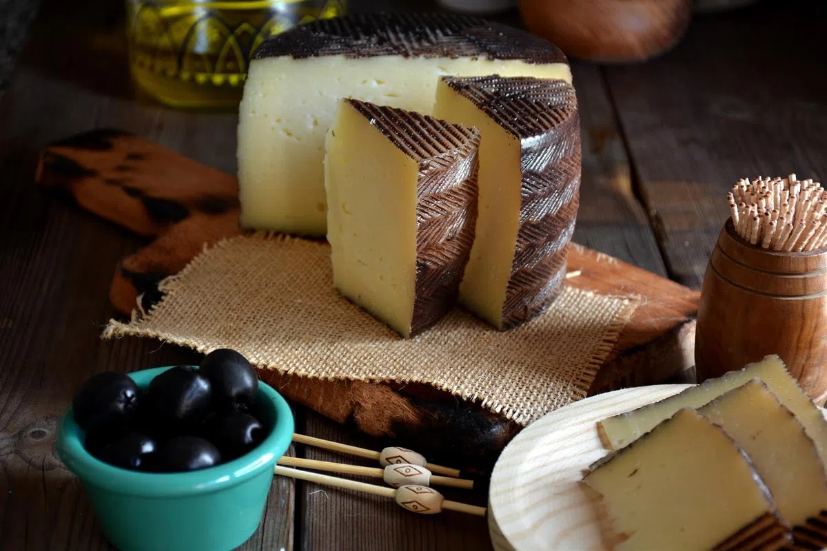 Montecampero QUESO MANCHEGO Käse - 2x 3kg ganzer Laib - spanischer Schafskäse D.O. PDO Hartkäse aus La Manch passt zu Tapas Rioja-Tempranillo-Verdejo-Rotwein & Käseplatte