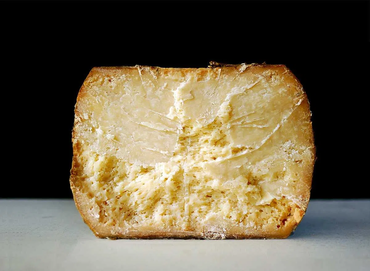 Fiore Sardo Dop. 3.5 kg. Hergestellt auf Sardinien (Paulilatino) von Giuseppe Cugusi, Inhaber des Sa Marchesa-Hofes. Erfahrener Hirte aus Gavoi.