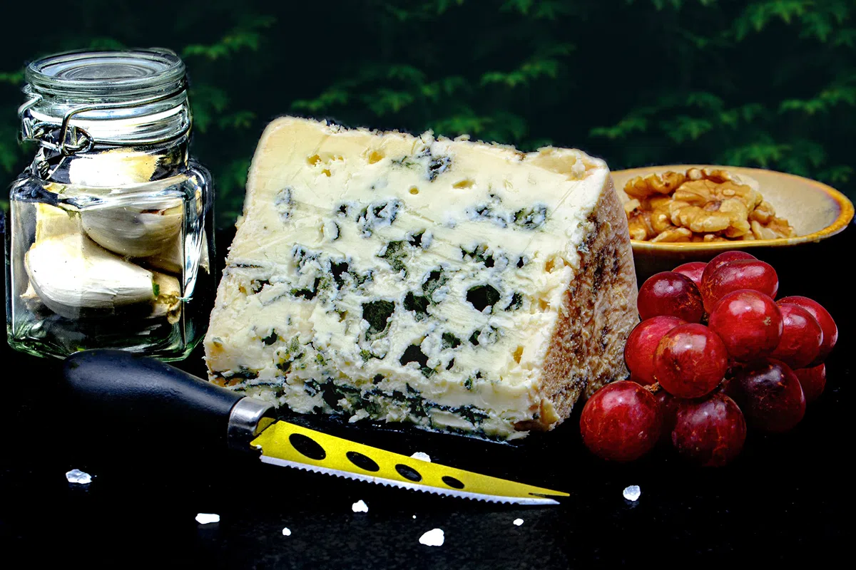 Roquefort Papillon Edelschmimmelkäse AOP - 3x 1,25KG - französischer Blauschimmelkäse 150 Tage gereifter Schafs-Käse, exquisiter Käse würzig-kräftig im Geschmack mit cremiger Textur
