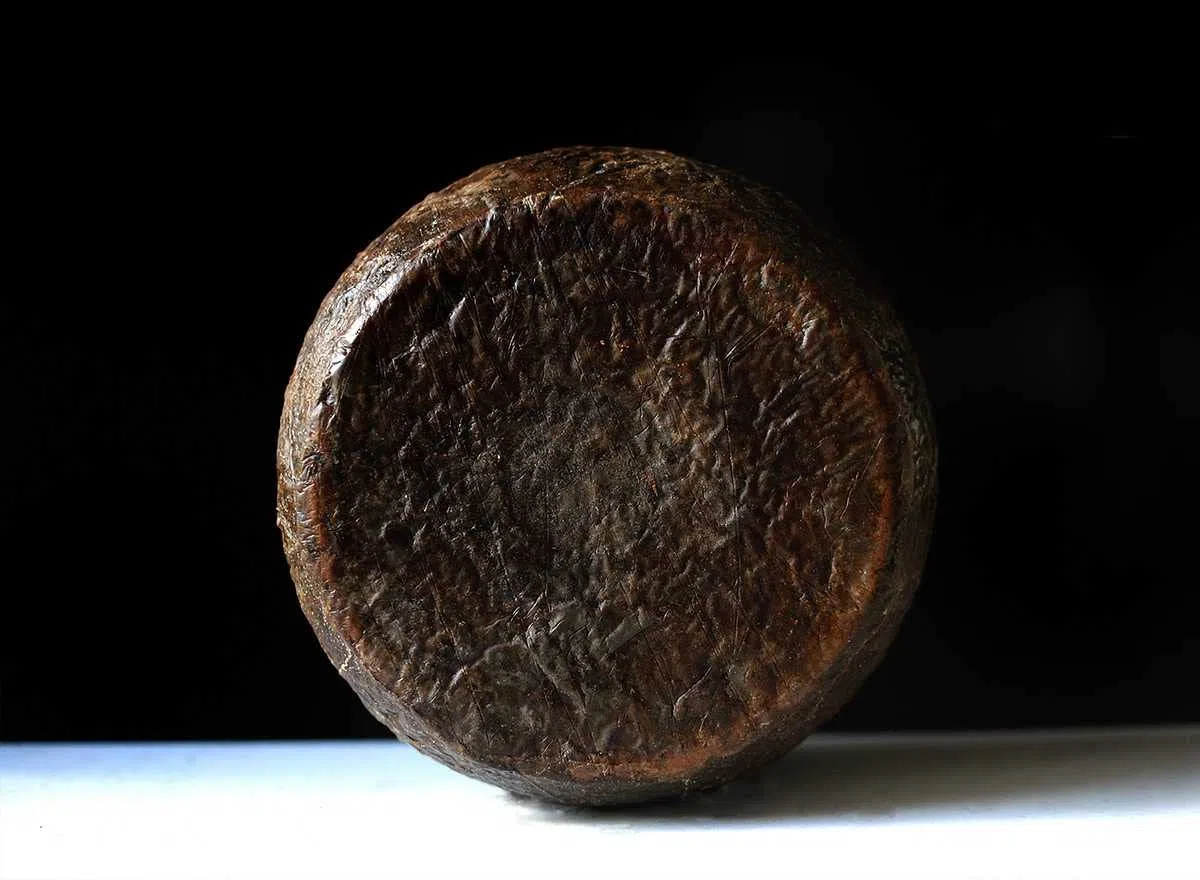 Fiore Sardo Dop. 3.5 kg. Hergestellt auf Sardinien (Paulilatino) von Giuseppe Cugusi, Inhaber des Sa Marchesa-Hofes. Erfahrener Hirte aus Gavoi.